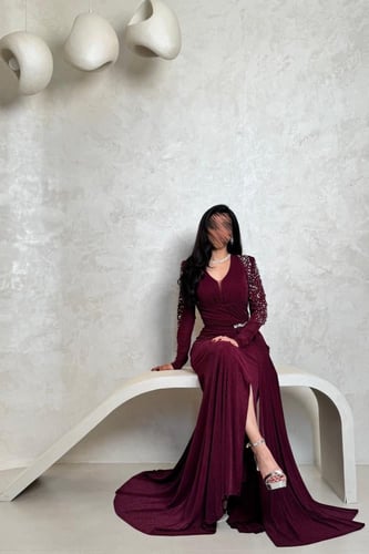 فستان سهرة بكم طويل عنابي مطرز بالخرز اللامع