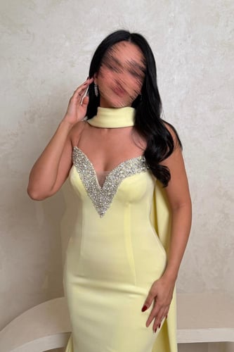فستان سهرة أصفر أنيق بلمسات ترتر فضية