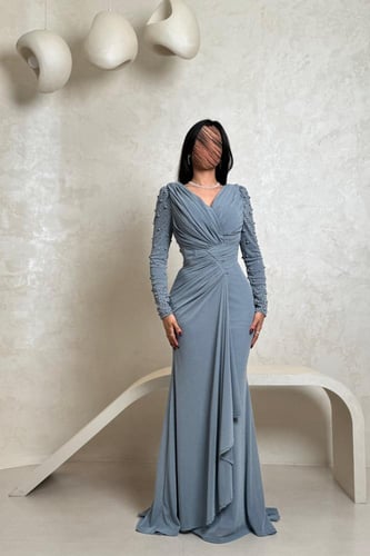 فستان سهرة سماوي بكم طويل مطرز بالخرز