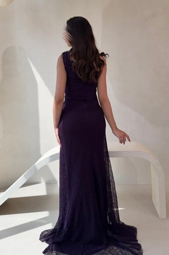 فستان سهرة بنفسجي من الدانتيل بتصميم راق