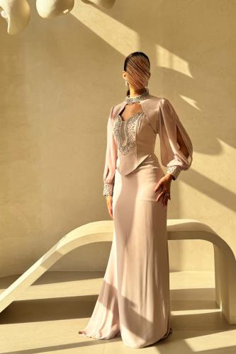 فستان وردي فاتح بتصميم فاخر وتطريز لامع على الصدر