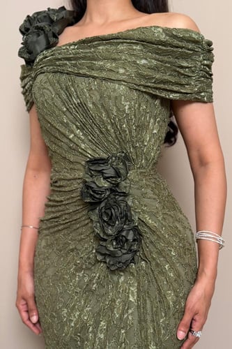 فستان سهرة دانتيل اخضر بكسرات جانبية وورود بارزة