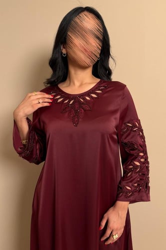 جلابية عودي بأكمام مطرزة أنيقة