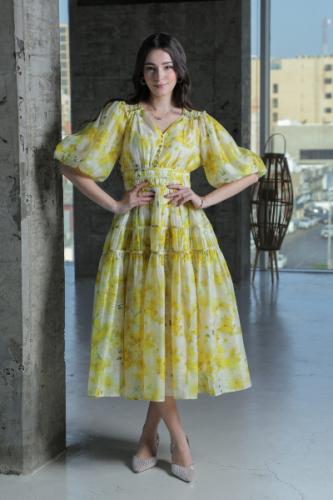 فستان ميدي أصفر بنقشة زهور وقصة كلوش