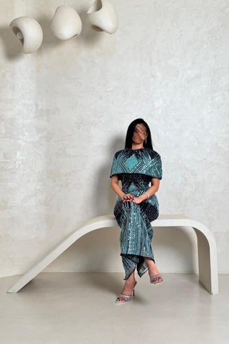 فستان تركوازي مطرّز بالترتر مع قطعة فخمة