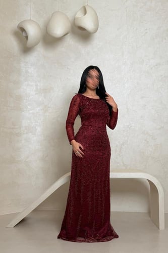 فستان سهرة عنابي مطرز بأكمام طويلة وتصميم راق