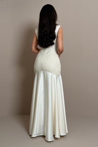 فستان سكري بتصميم أنثوي لامع وانسيابي