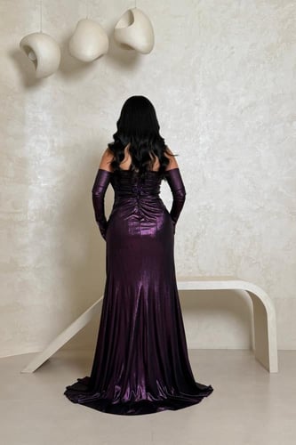 فستان بنفسجي لامع بكتف واحد وتصميم فخم
