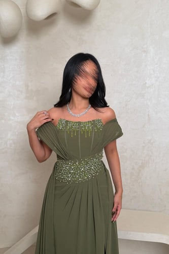 فستان زيتي مطرز بفصوص لامعة وفتحة جانبية