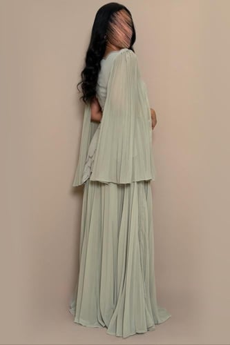 فستان تفاحي بتصميم أنثوي ناعم من مليحة