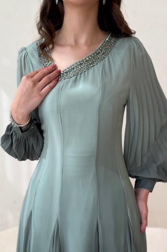 فستان زيتي فاتح بأكمام منفوخة وتطريز ناعم عند اليا...