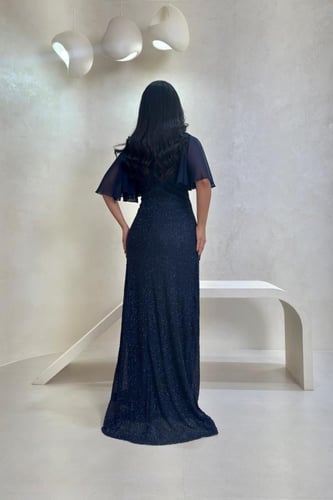 فستان سهرة كحلي براق بقصّة ملفوفة وأكمام شيفون