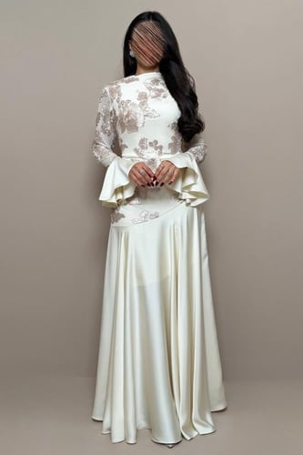 فستان بيج فخم بتفاصيل ورد ساتان بارزة