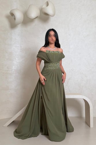 فستان زيتي مطرز بفصوص لامعة وفتحة جانبية