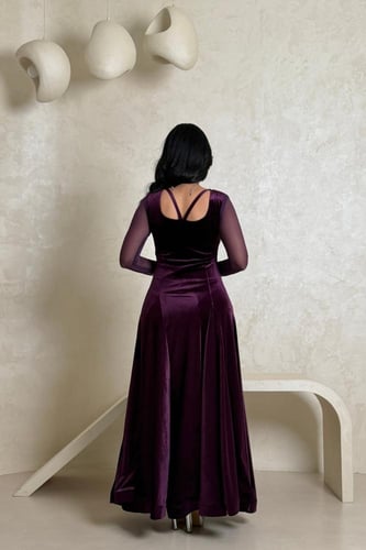 فستان بنفسجي مخملي بتصميم ضيّق وانسيابية فاخرة