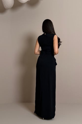 فستان اسود بقصة مستقيمة وتفصيل جانبي ناعم