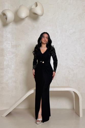 فستان أسود بلمعة ناعمة وتفاصيل مطرّزة بالأكمام