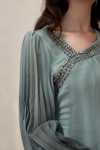 فستان زيتي فاتح بأكمام منفوخة وتطريز ناعم عند اليا...