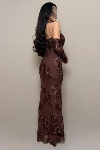 فستان بني بتطريزات بارزة وقصة أنثوي