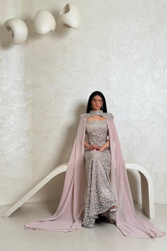 فستان فضي مطرّز بالكامل مع وشاح شيفون بلون لحمي