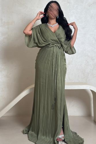 فستان زيتي بتصميم كسرات وانسيابية فاخرة