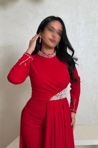 فستان أحمر مطرز بفصوص لامعة وأكمام طويلة