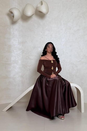 فستان بني بتصميم جذاب وتفاصيل معدنية فاخرة