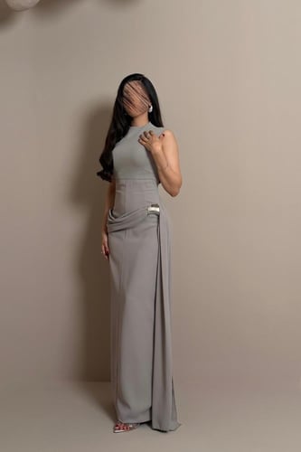 فستان رمادي بقصة مستقيمة وتفصيل جانبي ناعم