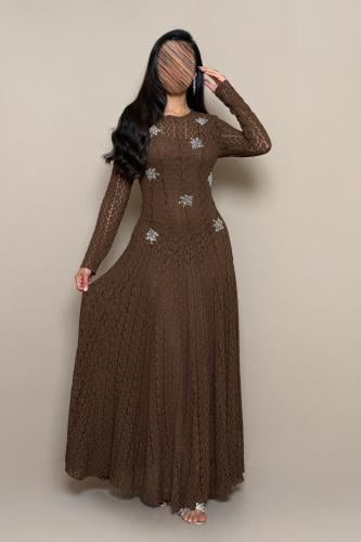 فستان بني مطرّز بتصميم أنيق من مليحة