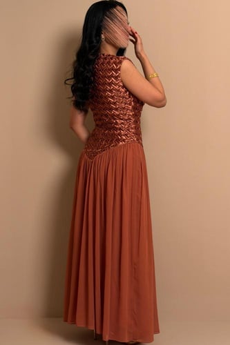فستان طوبي بتصميم أنيق بتفاصيل منسوجة