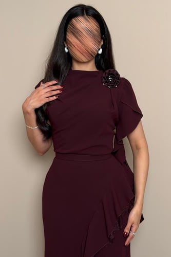 فستان عنابي بتفاصيل كشكش جانبية ووردة مطرزة أنيقة