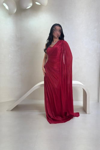 فستان أحمر بكتف واحد وتطريز جانبي فاخر