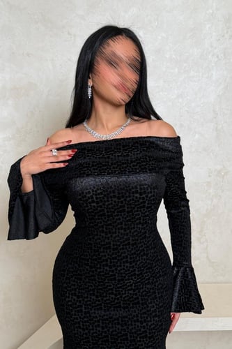 فستان أسود مخملي بتصميم أوف شولدر فخم