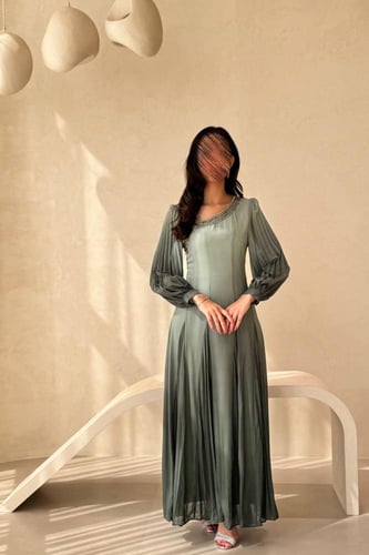 فستان زيتي فاتح بأكمام منفوخة وتطريز ناعم عند اليا...