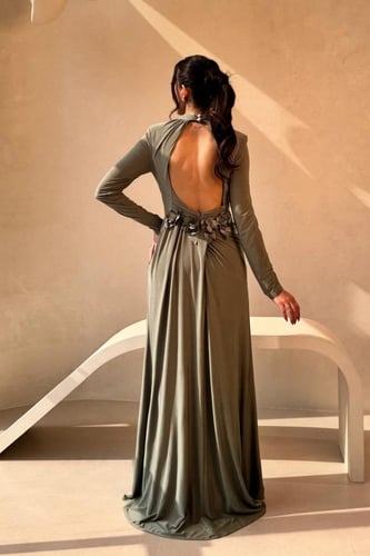 فستان سهرة زيتي بكم طويل وتصميم انيق مع فتحة ظهر