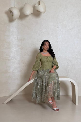 فستان زيتي دانتيل مطرز بتفاصيل لامعة وأكمام منفوخة