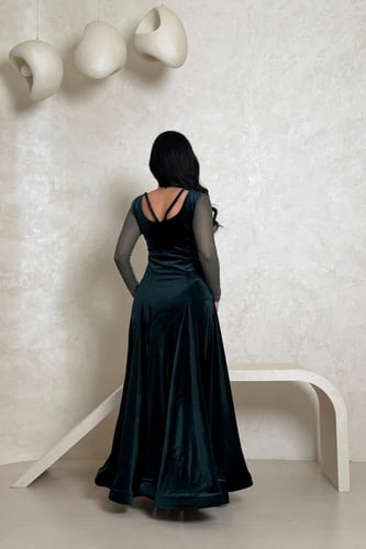 فستان مخملي زيتي بتصميم راقٍ وأكمام شفافة