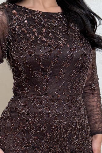 فستان بني مطرّز بتفاصيل براقة