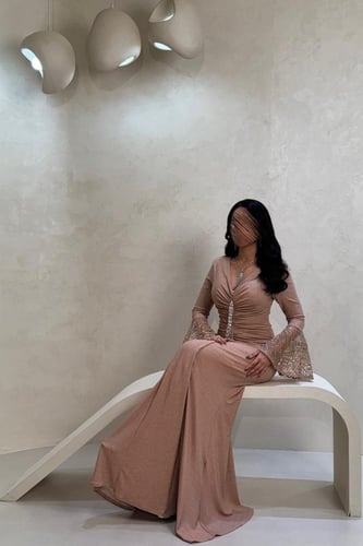 فستان ترتر نود ذهبي بأكمام شفافة مزينة بالكريستال