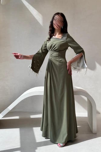 فستان سهرة زيتي بأكمام مفتوحة وتطريز لؤلؤي