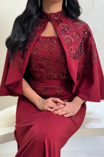 فستان احمر خمري مطرز بكاب أنيق