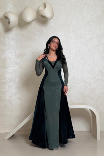 فستان مخملي زيتي بتصميم راقٍ وأكمام شفافة