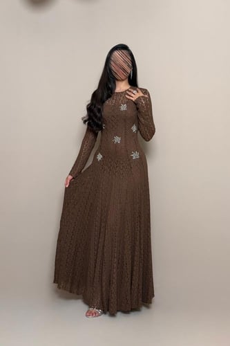 فستان بني مطرّز بتصميم أنيق من مليحة