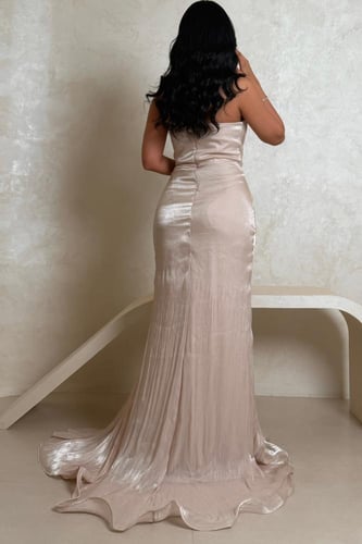 فستان أوف وايت لامع بتطريز جانبي فاخر