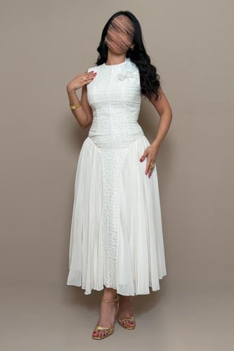 فستان أبيض بقصة خصر محددة ولمسة زهرية أنيقة