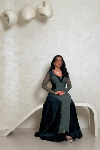 فستان مخملي زيتي بتصميم راقٍ وأكمام شفافة