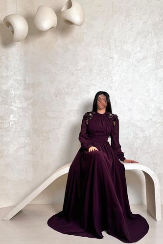 فستان بنفسجي طويل بتطريز ورود على الأكتاف