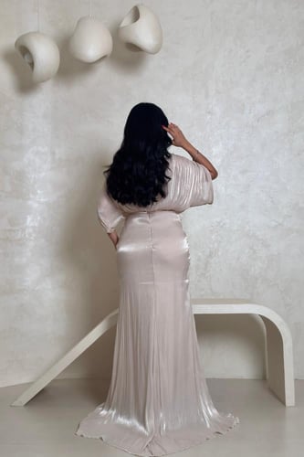 فستان أوف وايت بكسرات لامعة وربطة خصر ناعمة