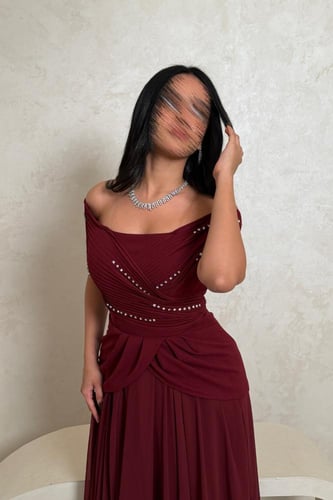 فستان عنابي أوف شولدر مزين بفصوص لامعة