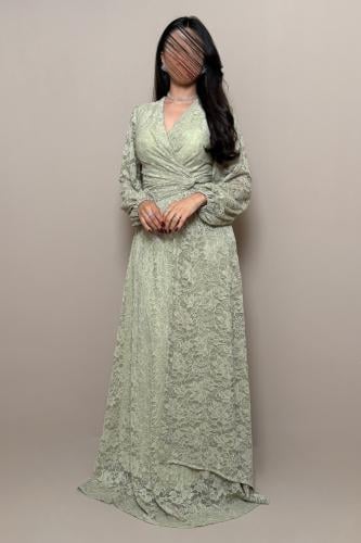 فستان عشبي دانتيل بتصميم لف أنثوي وأكمام منسدلة را...